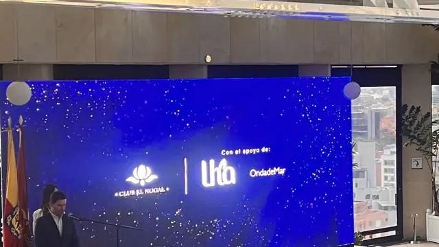Pantalla LED azul de gran formato en un salón con ventanales y luz natural entrando