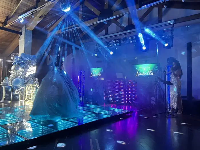 Show de luces y pantallas LED durante la entrada de una fiesta de quince años