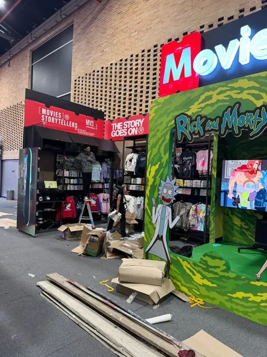 Activación de marca en un centro comercial con pantallas LED integradas al montaje escenográfico