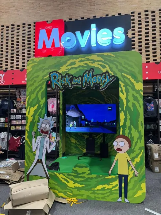 Montaje de activación en retail con pantalla LED y escenografía temática iluminada