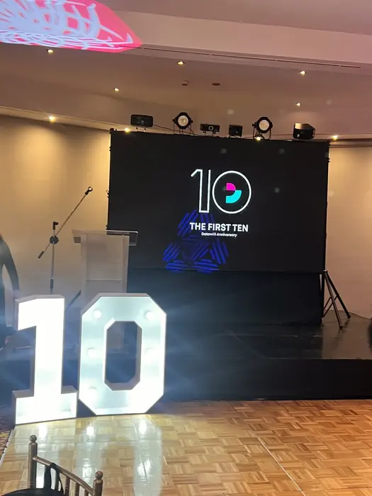 Pantalla LED con visual azul oscuro y logotipo en un aniversario de empresa