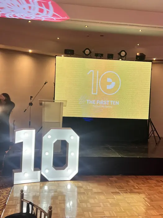 Pantalla LED con visual dorado en un evento de aniversario corporativo