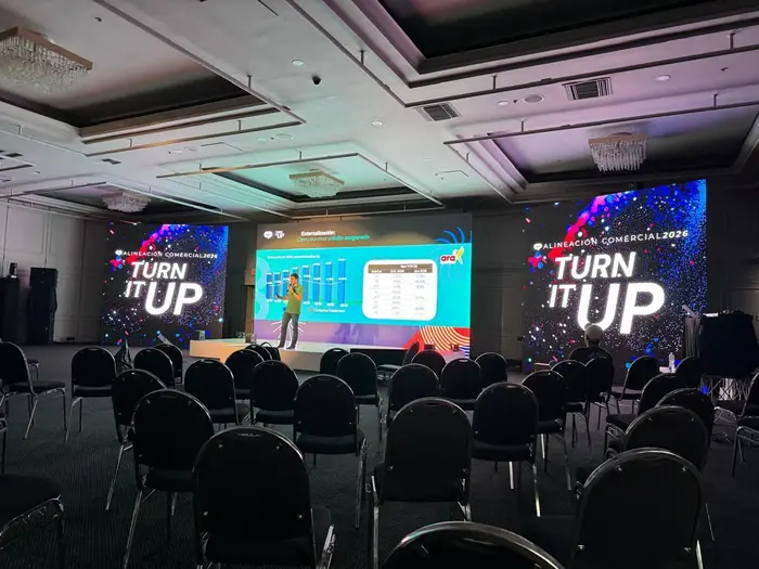 Pantalla LED panorámica con dos pantallas laterales en una convención comercial en Bogotá