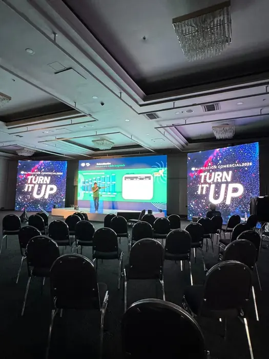 Montaje de tres pantallas LED en un salón de convenciones de Bogotá