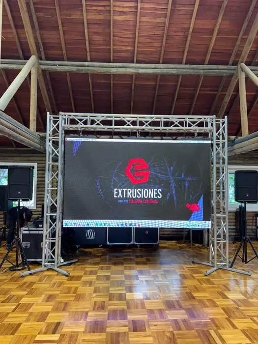 Pantalla LED montada sobre estructura de truss con ground support en un salón de eventos