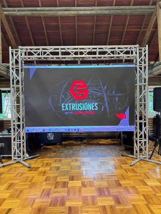 Vista frontal de una pantalla LED sobre ground support de truss con el logotipo del cliente