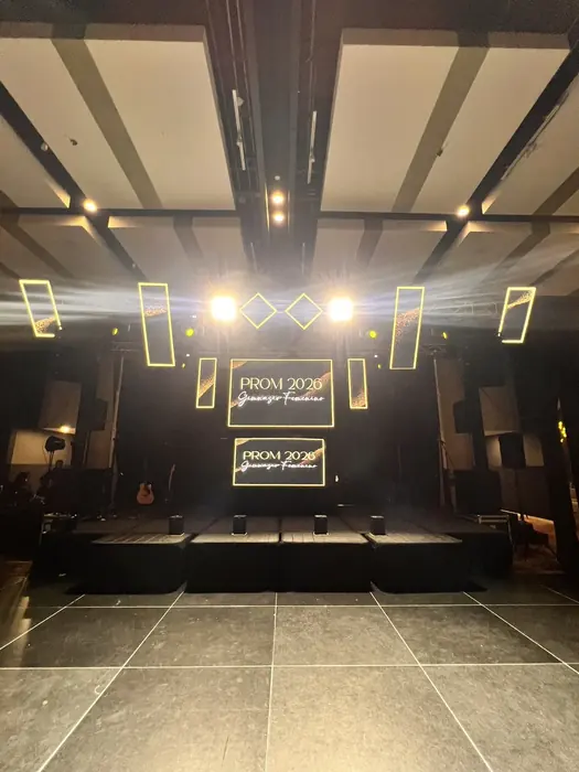 Escenario de una fiesta de grados en Bogotá con pantallas LED y luces robóticas