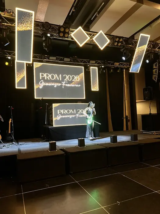 Tarima de una fiesta de grados con pantallas LED verticales y artista en vivo