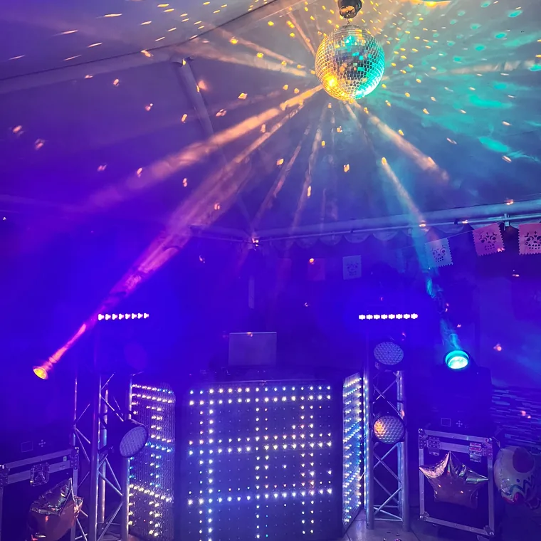 Bola de espejos e iluminación de colores en la pista de una fiesta
